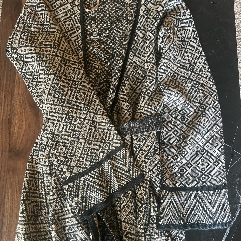 *NEVER WORN* Knox Rose Black and White Geometric Sweater Wrap